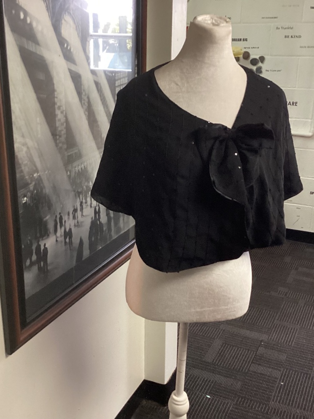 Ladies lovely satin sequined collar shawl. Must see vintage 🖤🖤🖤🖤🖤